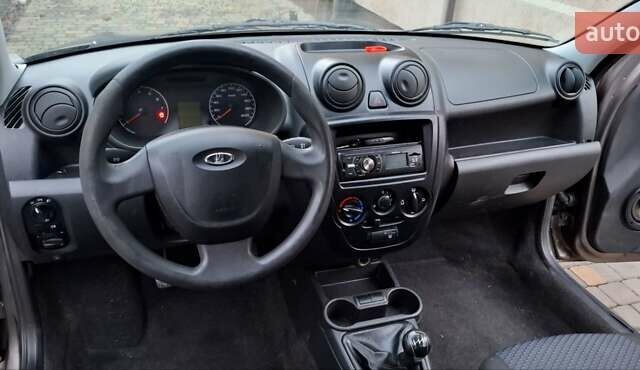 Бежевий ВАЗ 2190 Гранта, об'ємом двигуна 1.6 л та пробігом 178 тис. км за 2597 $, фото 3 на Automoto.ua