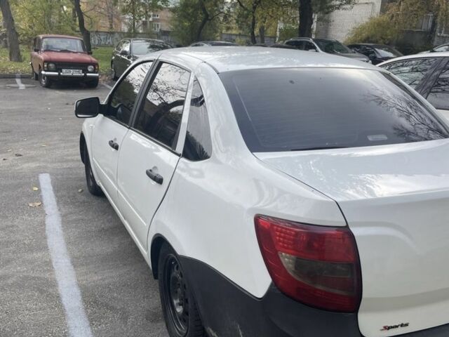 Белый ВАЗ Гранта, объемом двигателя 1.6 л и пробегом 111 тыс. км за 3000 $, фото 3 на Automoto.ua