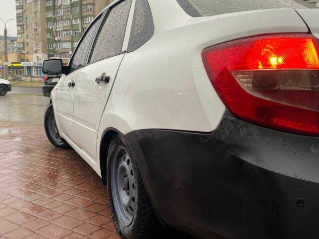 Белый ВАЗ Гранта, объемом двигателя 1.6 л и пробегом 110 тыс. км за 2750 $, фото 2 на Automoto.ua