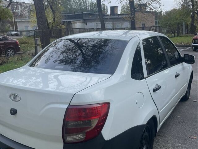 Белый ВАЗ Гранта, объемом двигателя 1.6 л и пробегом 111 тыс. км за 3000 $, фото 1 на Automoto.ua