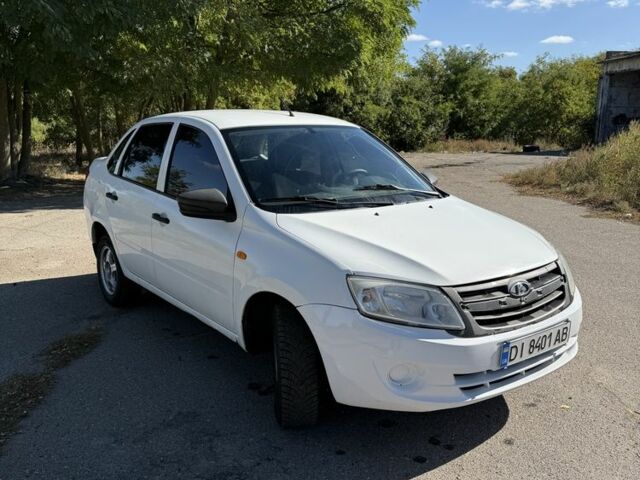 Белый ВАЗ Гранта, объемом двигателя 1.6 л и пробегом 139 тыс. км за 2999 $, фото 2 на Automoto.ua