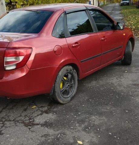 ВАЗ Гранта 2013 у Хороле на Automoto.ua Червоний ВАЗ Гранта, об'ємом двигуна 1.6 л та пробігом 175 тис. км за 2650 $, фото 3 на Automoto.ua