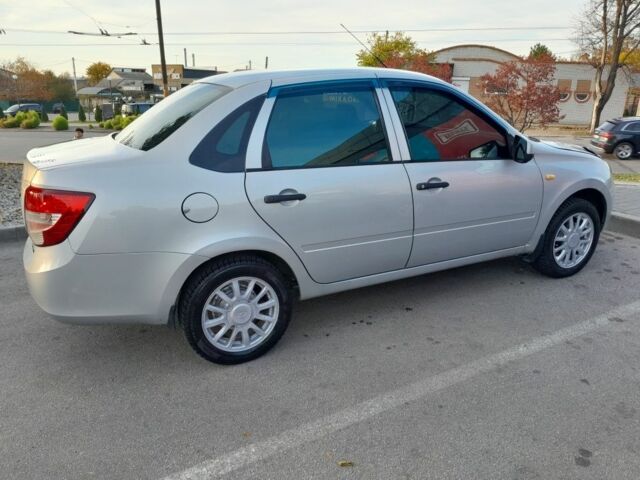 Серый ВАЗ Гранта, объемом двигателя 1.6 л и пробегом 198 тыс. км за 3200 $, фото 1 на Automoto.ua