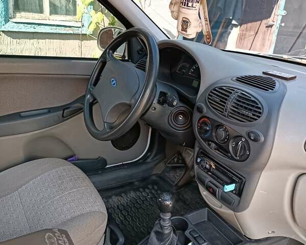 Білий ВАЗ Калина, об'ємом двигуна 1.6 л та пробігом 141 тис. км за 2000 $, фото 1 на Automoto.ua
