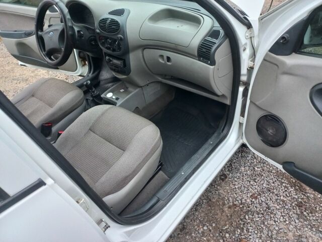 Белый ВАЗ Калина, объемом двигателя 1.6 л и пробегом 1 тыс. км за 2400 $, фото 4 на Automoto.ua