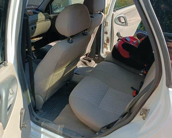 Білий ВАЗ Калина, об'ємом двигуна 1.6 л та пробігом 141 тис. км за 2000 $, фото 5 на Automoto.ua