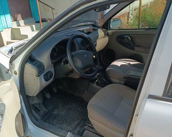Білий ВАЗ Калина, об'ємом двигуна 1.6 л та пробігом 141 тис. км за 2000 $, фото 4 на Automoto.ua