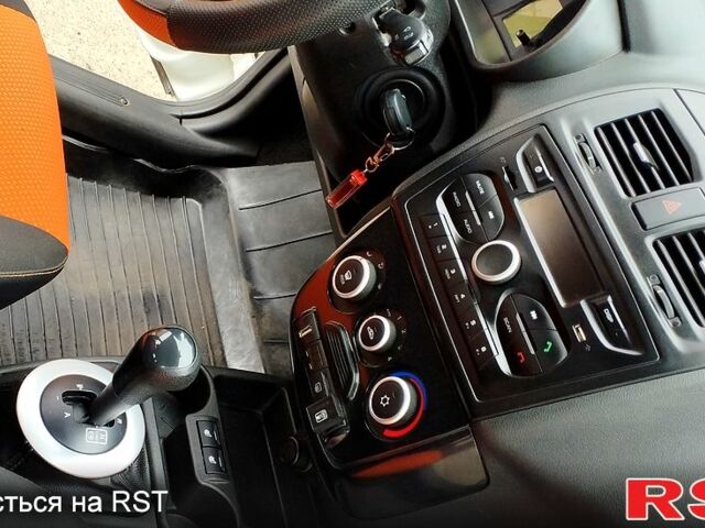 Белый ВАЗ Kalina, объемом двигателя 1.6 л и пробегом 101 тыс. км за 5800 $, фото 7 на Automoto.ua