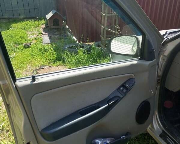 Бежевий ВАЗ Калина, об'ємом двигуна 1.6 л та пробігом 100 тис. км за 2000 $, фото 1 на Automoto.ua