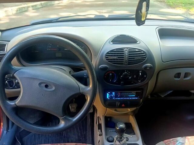 Красный ВАЗ Kalina, объемом двигателя 1.6 л и пробегом 251 тыс. км за 2400 $, фото 2 на Automoto.ua