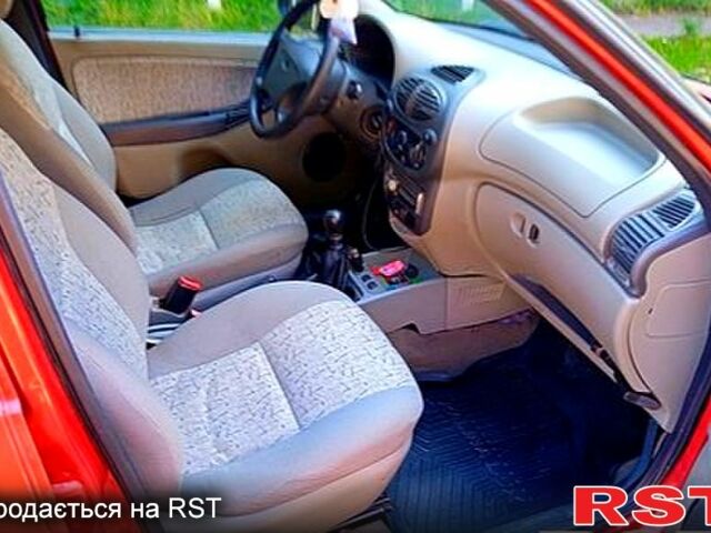 Красный ВАЗ Kalina, объемом двигателя 16 л и пробегом 220 тыс. км за 2300 $, фото 4 на Automoto.ua