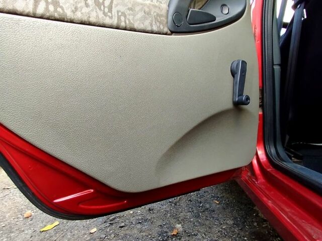 Червоний ВАЗ Kalina, об'ємом двигуна 1.6 л та пробігом 234 тис. км за 2260 $, фото 4 на Automoto.ua