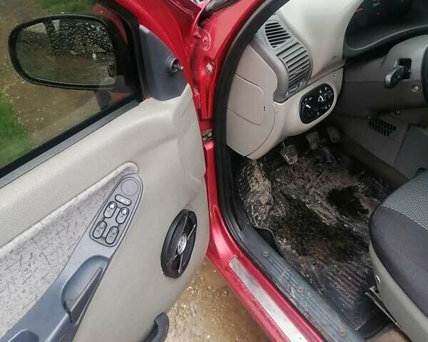 Красный ВАЗ Калина, объемом двигателя 1.6 л и пробегом 238 тыс. км за 2200 $, фото 1 на Automoto.ua