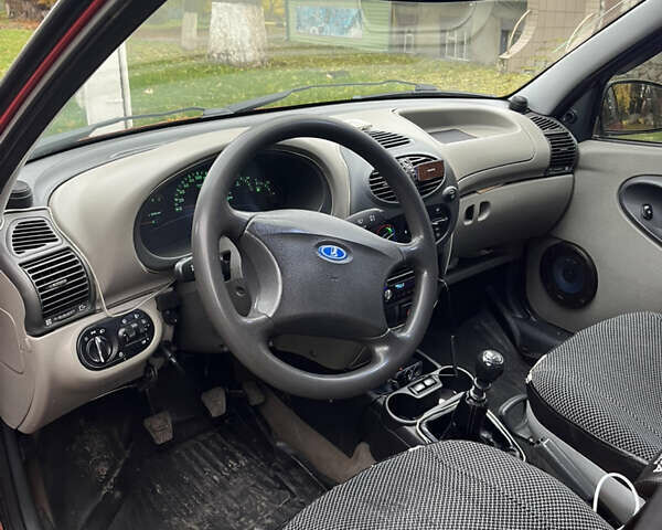 Красный ВАЗ Калина, объемом двигателя 1.6 л и пробегом 293 тыс. км за 2399 $, фото 3 на Automoto.ua