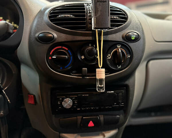 Красный ВАЗ Калина, объемом двигателя 1.6 л и пробегом 236 тыс. км за 1900 $, фото 11 на Automoto.ua