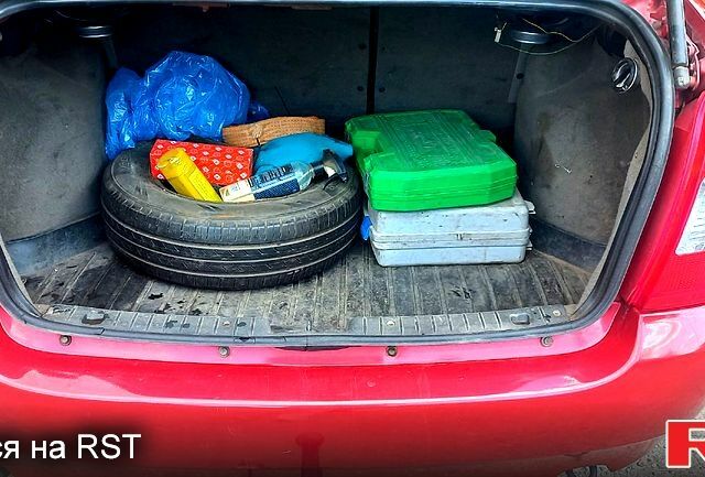 Красный ВАЗ Kalina, объемом двигателя 1.6 л и пробегом 0 тыс. км за 2500 $, фото 5 на Automoto.ua