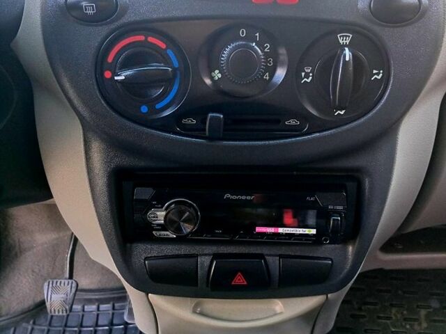 Красный ВАЗ Kalina, объемом двигателя 1.4 л и пробегом 117 тыс. км за 2800 $, фото 2 на Automoto.ua