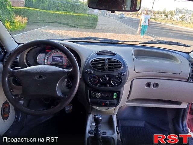 Красный ВАЗ Kalina, объемом двигателя 1.6 л и пробегом 200 тыс. км за 1350 $, фото 7 на Automoto.ua