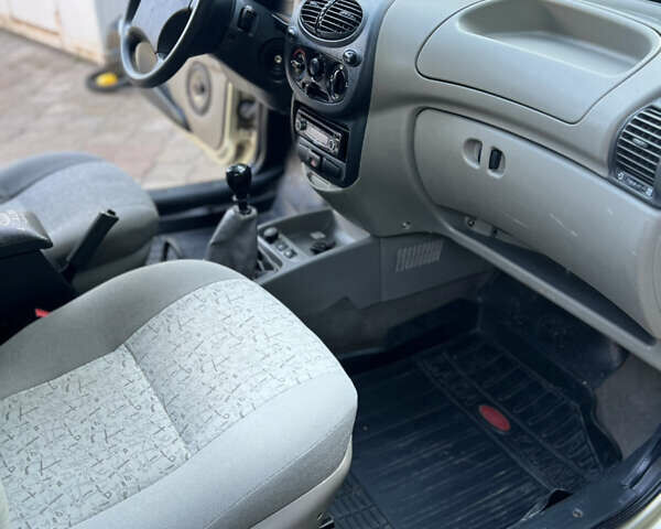 Желтый ВАЗ Калина, объемом двигателя 1.6 л и пробегом 97 тыс. км за 2700 $, фото 6 на Automoto.ua