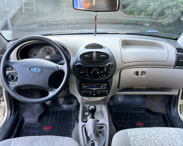 Желтый ВАЗ Калина, объемом двигателя 1.6 л и пробегом 97 тыс. км за 2700 $, фото 4 на Automoto.ua