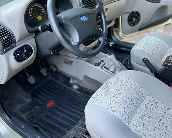 Желтый ВАЗ Калина, объемом двигателя 1.6 л и пробегом 97 тыс. км за 2700 $, фото 7 на Automoto.ua