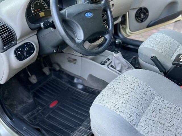 Желтый ВАЗ Калина, объемом двигателя 1.6 л и пробегом 97 тыс. км за 2500 $, фото 5 на Automoto.ua