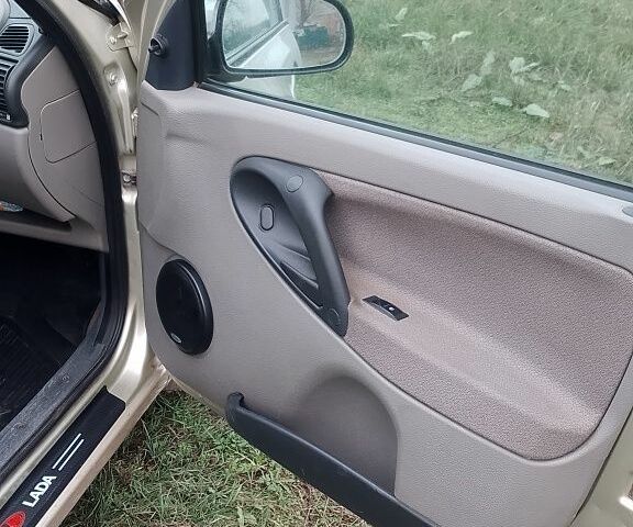 Жовтий ВАЗ Калина, об'ємом двигуна 1.6 л та пробігом 140 тис. км за 1800 $, фото 7 на Automoto.ua