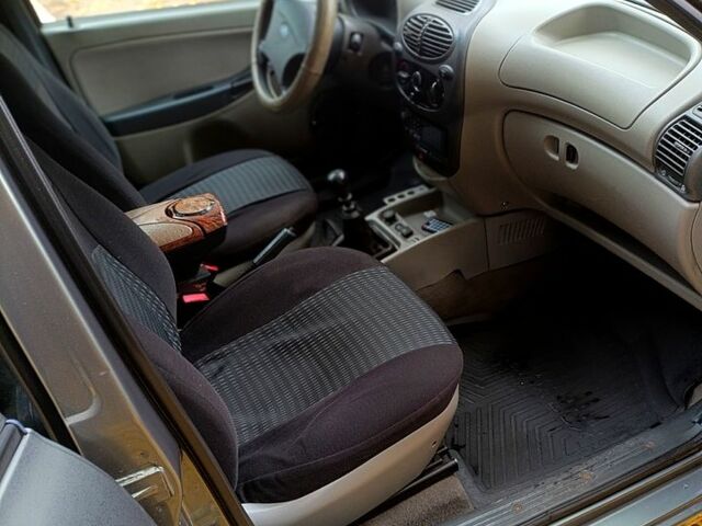 Сірий ВАЗ Kalina, об'ємом двигуна 1.6 л та пробігом 136 тис. км за 2500 $, фото 5 на Automoto.ua