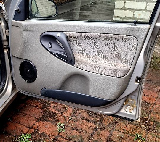 Сірий ВАЗ Kalina, об'ємом двигуна 1.6 л та пробігом 166 тис. км за 2000 $, фото 5 на Automoto.ua