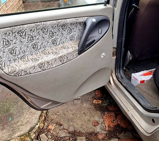 Сірий ВАЗ Kalina, об'ємом двигуна 1.6 л та пробігом 166 тис. км за 2000 $, фото 8 на Automoto.ua