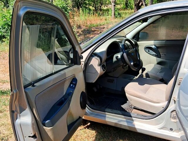 Серый ВАЗ Kalina, объемом двигателя 1.4 л и пробегом 165 тыс. км за 2000 $, фото 2 на Automoto.ua