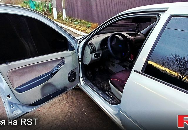 Сірий ВАЗ Kalina, об'ємом двигуна 1.5 л та пробігом 188 тис. км за 2000 $, фото 5 на Automoto.ua