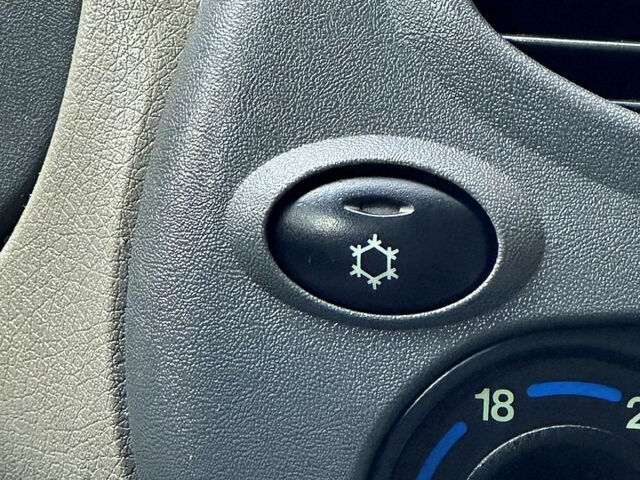 Серый ВАЗ Kalina, объемом двигателя 1.4 л и пробегом 200 тыс. км за 2650 $, фото 9 на Automoto.ua