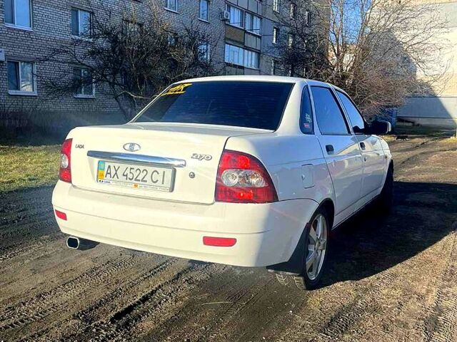 Белый ВАЗ Lada Priora, объемом двигателя 1.6 л и пробегом 249 тыс. км за 2999 $, фото 3 на Automoto.ua