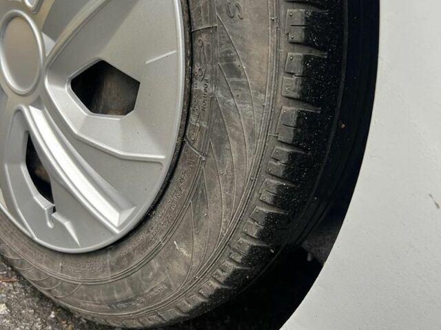 Білий ВАЗ Largus, об'ємом двигуна 1.6 л та пробігом 361 тис. км за 3900 $, фото 6 на Automoto.ua