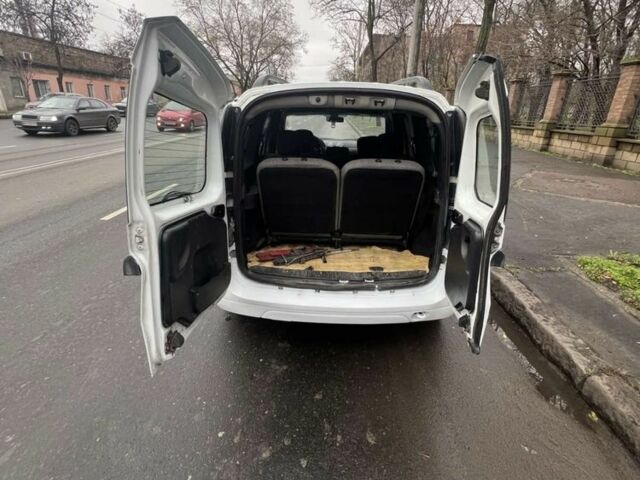 Білий ВАЗ Largus, об'ємом двигуна 1.6 л та пробігом 361 тис. км за 3900 $, фото 5 на Automoto.ua