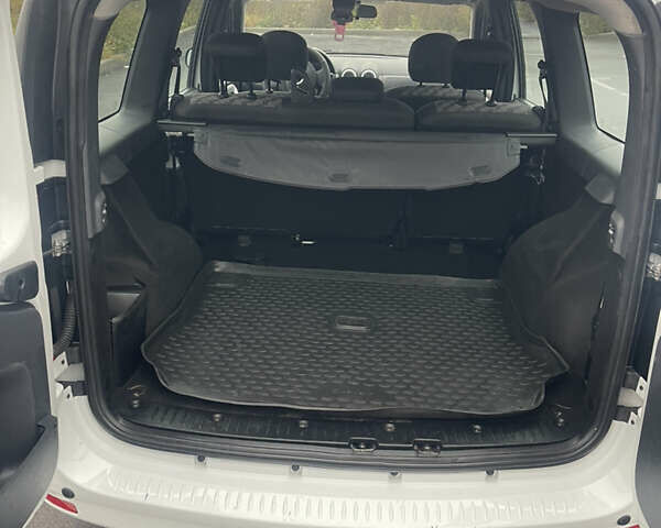 Білий ВАЗ Largus, об'ємом двигуна 1.6 л та пробігом 41 тис. км за 9900 $, фото 5 на Automoto.ua