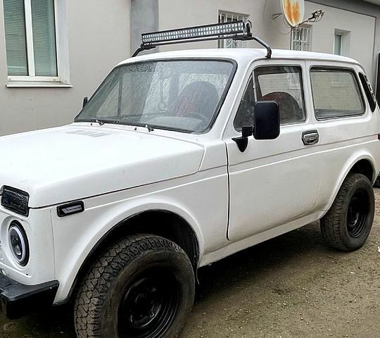 Білий ВАЗ Нива, об'ємом двигуна 1.6 л та пробігом 0 тис. км за 2000 $, фото 1 на Automoto.ua