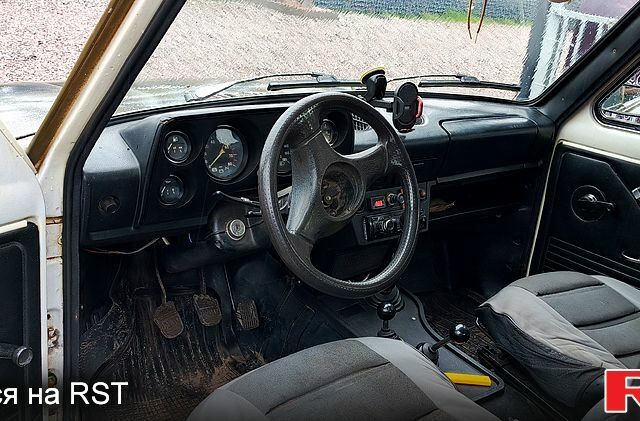 Белый ВАЗ Нива, объемом двигателя 1.6 л и пробегом 285 тыс. км за 1800 $, фото 4 на Automoto.ua