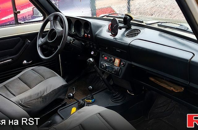 Белый ВАЗ Нива, объемом двигателя 1.6 л и пробегом 285 тыс. км за 1800 $, фото 5 на Automoto.ua