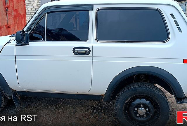 Белый ВАЗ Нива, объемом двигателя 1.6 л и пробегом 200 тыс. км за 4300 $, фото 1 на Automoto.ua