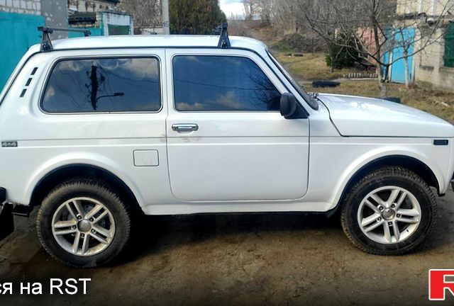 Белый ВАЗ Нива, объемом двигателя 1.6 л и пробегом 70 тыс. км за 3300 $, фото 1 на Automoto.ua