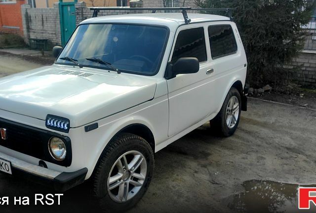 Белый ВАЗ Нива, объемом двигателя 1.6 л и пробегом 70 тыс. км за 3300 $, фото 2 на Automoto.ua