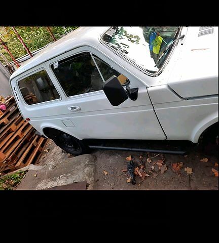 Белый ВАЗ Нива, объемом двигателя 1.5 л и пробегом 200 тыс. км за 2390 $, фото 2 на Automoto.ua