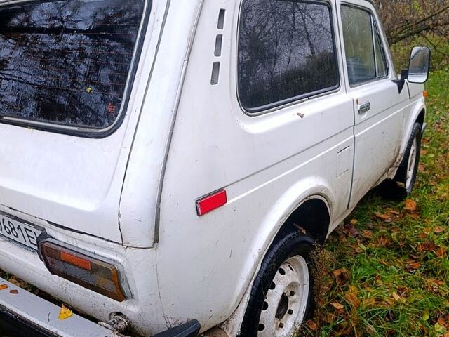 Білий ВАЗ Нива, об'ємом двигуна 1.6 л та пробігом 100 тис. км за 999 $, фото 6 на Automoto.ua