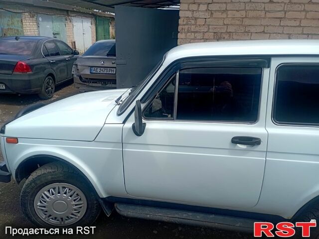 Белый ВАЗ Нива, объемом двигателя 1.6 л и пробегом 260 тыс. км за 2200 $, фото 7 на Automoto.ua