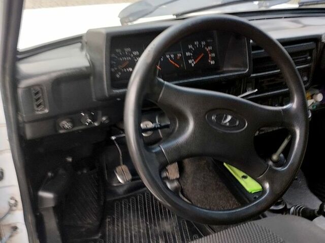 Белый ВАЗ Нива, объемом двигателя 1.7 л и пробегом 160 тыс. км за 2800 $, фото 8 на Automoto.ua