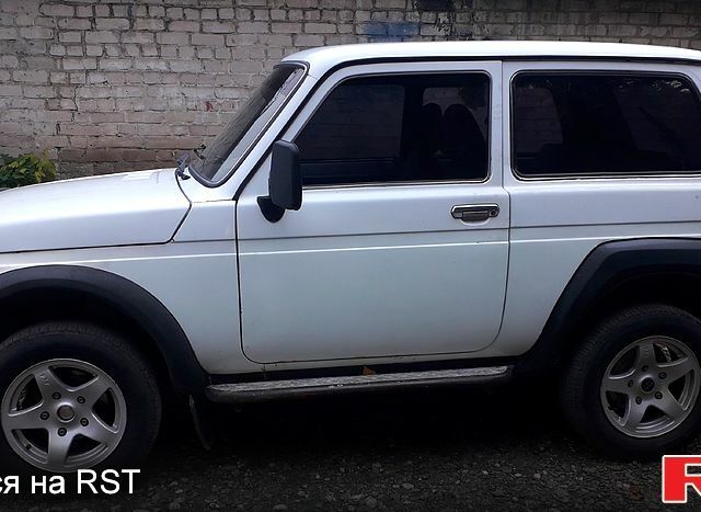 Белый ВАЗ Нива, объемом двигателя 1.7 л и пробегом 180 тыс. км за 3000 $, фото 6 на Automoto.ua