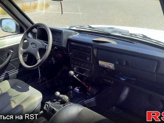 Белый ВАЗ Нива, объемом двигателя 1.7 л и пробегом 250 тыс. км за 3500 $, фото 5 на Automoto.ua