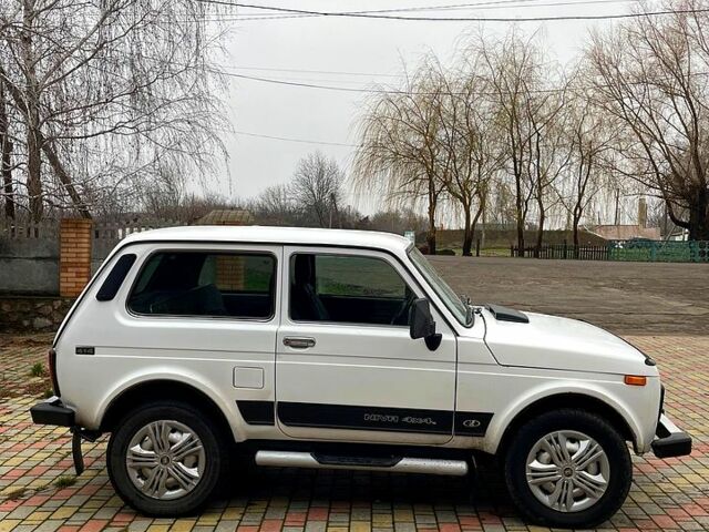 Белый ВАЗ Нива, объемом двигателя 1.7 л и пробегом 95 тыс. км за 3500 $, фото 2 на Automoto.ua